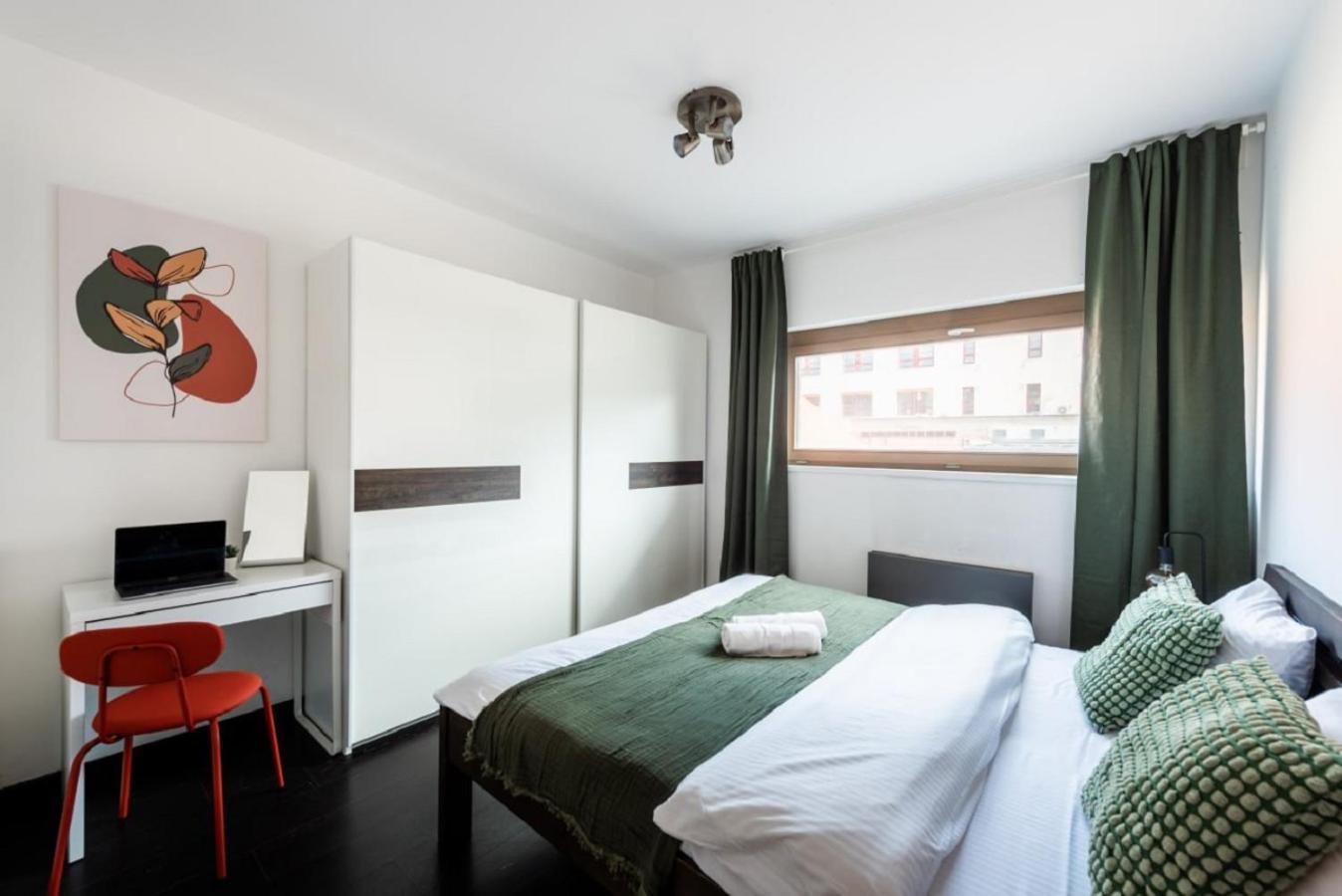 Spacious Apartments Near Karlin Square Praga Exterior foto