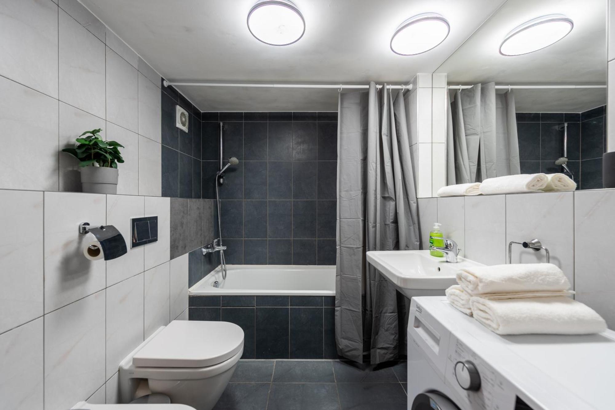 Spacious Apartments Near Karlin Square Praga Exterior foto